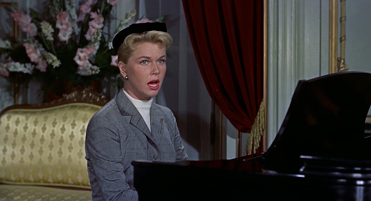 1200px-The_Man_Who_Knew_Too_Much_trailer_screenshot_Doris_Day_Que_Sera,_Sera